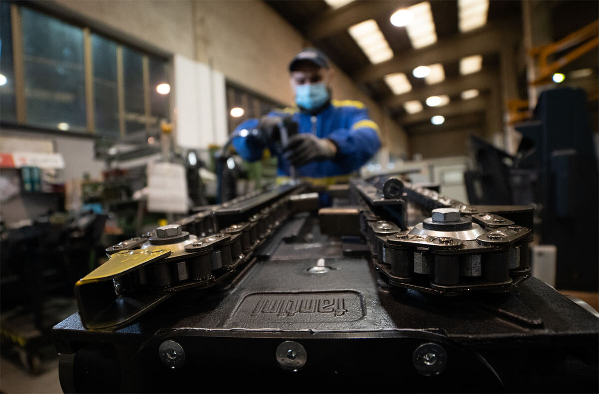 Operaio Fantini Italia durante il montaggio in officina